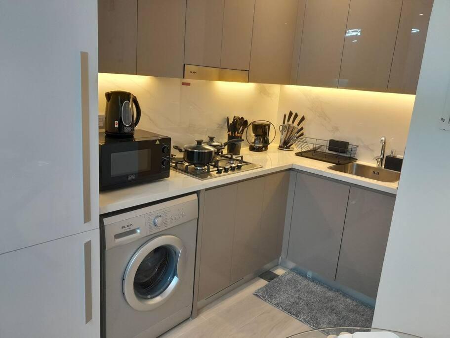 Apartment Brand New & Luxuriously Furnished 1 Bedroom *